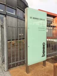 Glas-Werbepylon am Firmen-Eingang Glas-Werbepylon am Firmen-Eingang