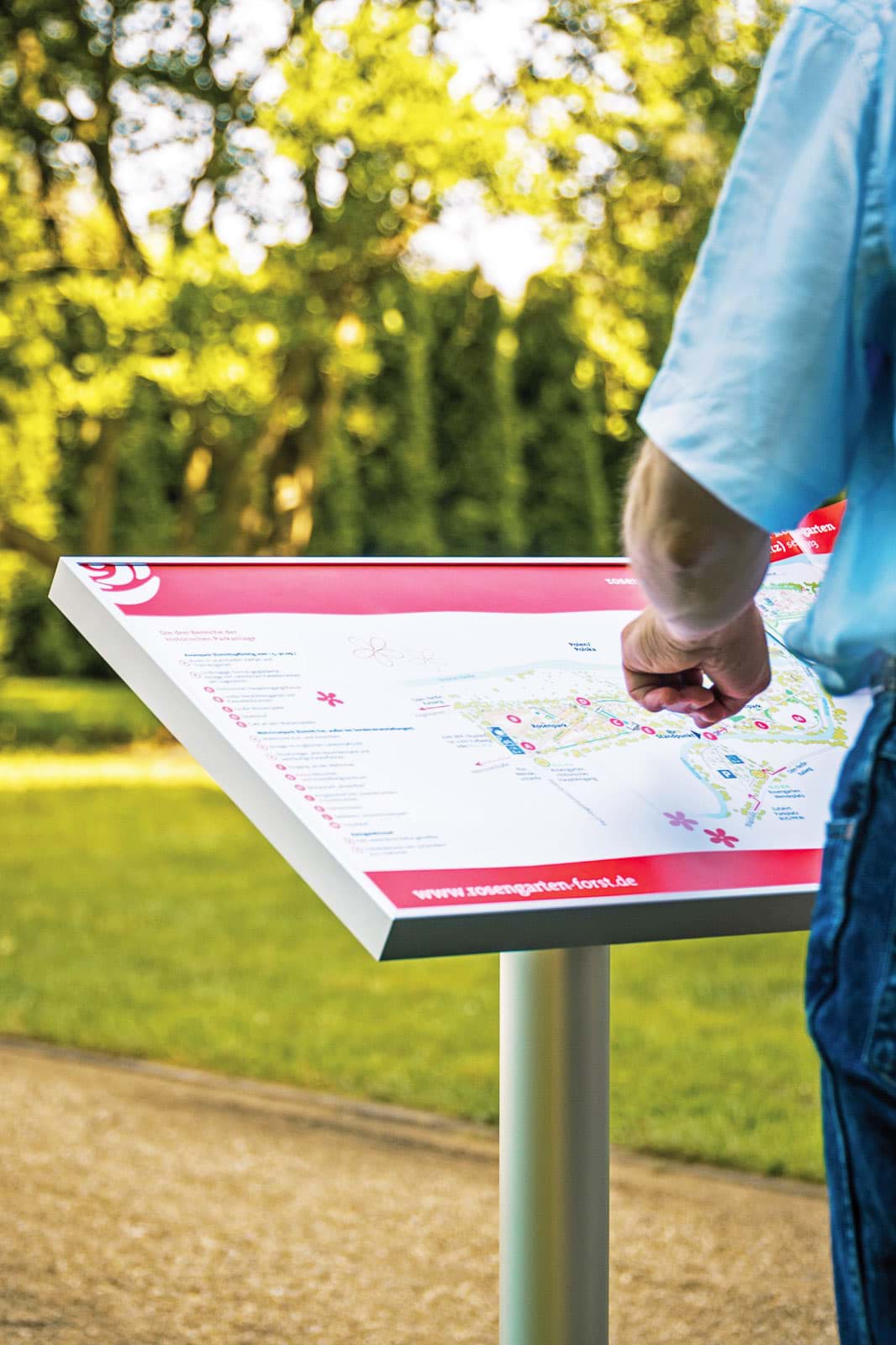 Pultform-Infotafel als Lageplan für Übersichtskarten im Park oder bei einer Landschaftsschau