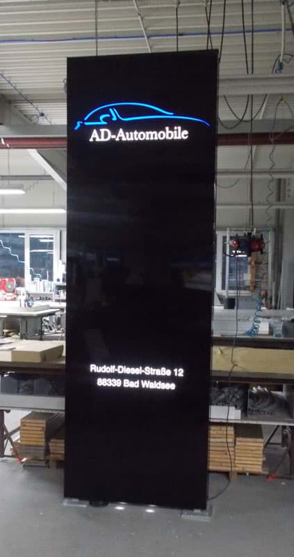 Werbepylon mit dekupierter Silhouette für Autohandel Werbepylon mit dekupierter Silhouette für Autohandel