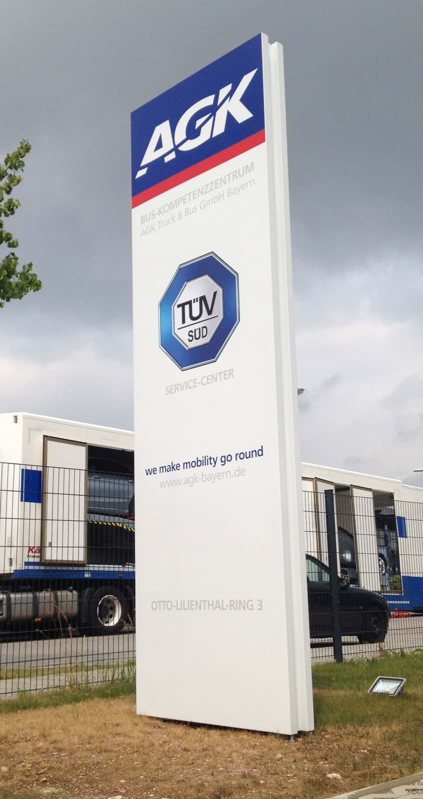 Unbeleuchteter Werbepylon für Bus-Kompetenzzentrum mit TÜV-Station an der Straßen-Zufahrt Unbeleuchteter Werbepylon für Bus-Kompetenzzentrum mit TÜV-Station an der Straßen-Zufahrt