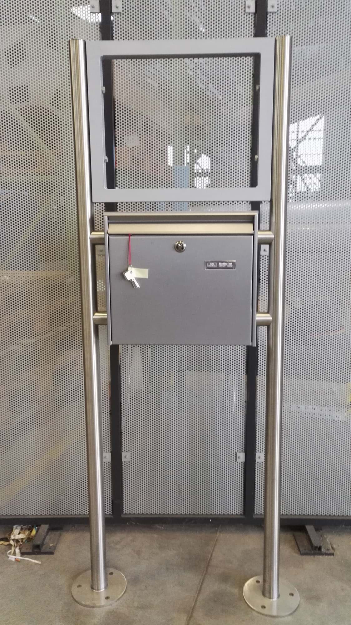 Edelstahl-Firmenschild mit integriertem Burgwächter-Briefkasten Edelstahl-Firmenschild mit integriertem Burgwächter-Briefkasten
