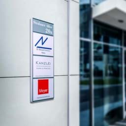 Firmenschild-Wegweiser für die Wandmontage am Gebäude-Eingang Firmenschild-Wegweiser für die Wandmontage am Gebäude-Eingang