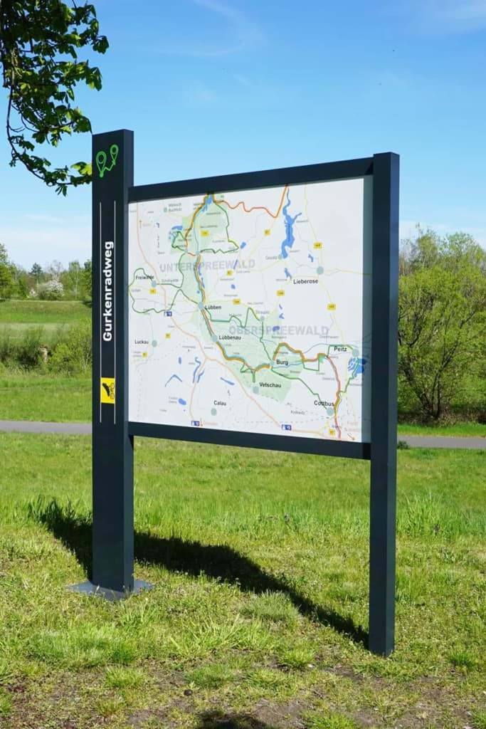 Outdoor-Infotafel mit Stele für Lehrpfade, Rad- & Wanderwege