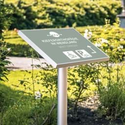 Pultform-Firmenschild mit wählbarem Neigungswinkel Pultform-Firmenschild mit wählbarem Neigungswinkel