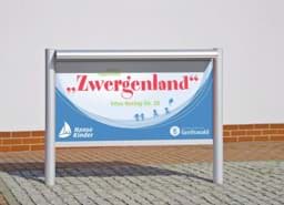 Beleuchtetes Firmenschild, freistehend, für Außenbereich || Hier mit Druck-Motiv für Kita Beleuchtetes Firmenschild, freistehend, für Außenbereich || Hier mit Druck-Motiv für Kita