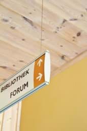 Deckenhänger-Wegweiser für die Beschilderung für Ebenen & Richtungen in Gebäuden Deckenhänger-Wegweiser für die Beschilderung für Ebenen & Richtungen in Gebäuden