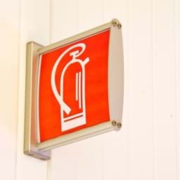 Fahnenschild zur Innenbeschilderung in Gebäuden: Hier zur Feuerlöscher-Kennzeichnung Fahnenschild zur Innenbeschilderung in Gebäuden: Hier zur Feuerlöscher-Kennzeichnung