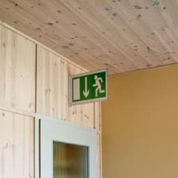 Exit-Fahnenschild an Fluchtweg-Innentür Exit-Fahnenschild an Fluchtweg-Innentür