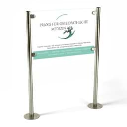 Praxisschild mit Ständern für osteopathische Medizin Praxisschild mit Ständern für osteopathische Medizin