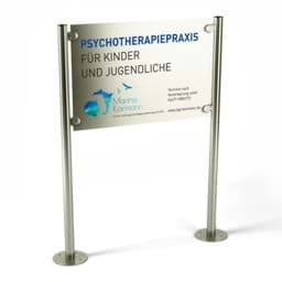Freistehendes Praxisschild mit Werbetafel aus geschliffenem Edelstahl Freistehendes Praxisschild mit Werbetafel aus geschliffenem Edelstahl