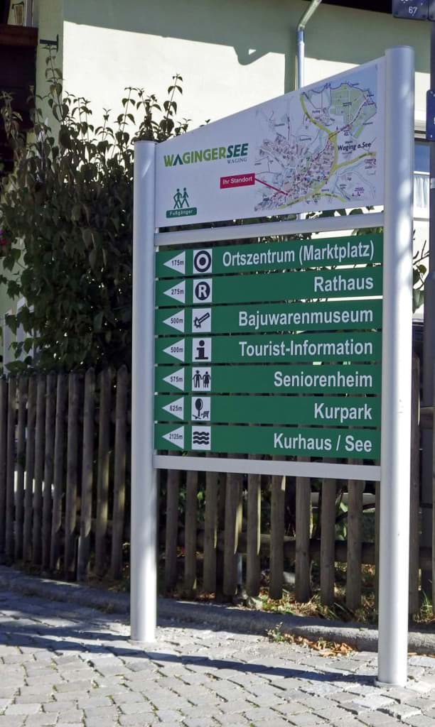 Beschilderung für ein touristisches Leitsystem mit Entfernungs- & Richtungs-Angaben innerhalb der Stadt