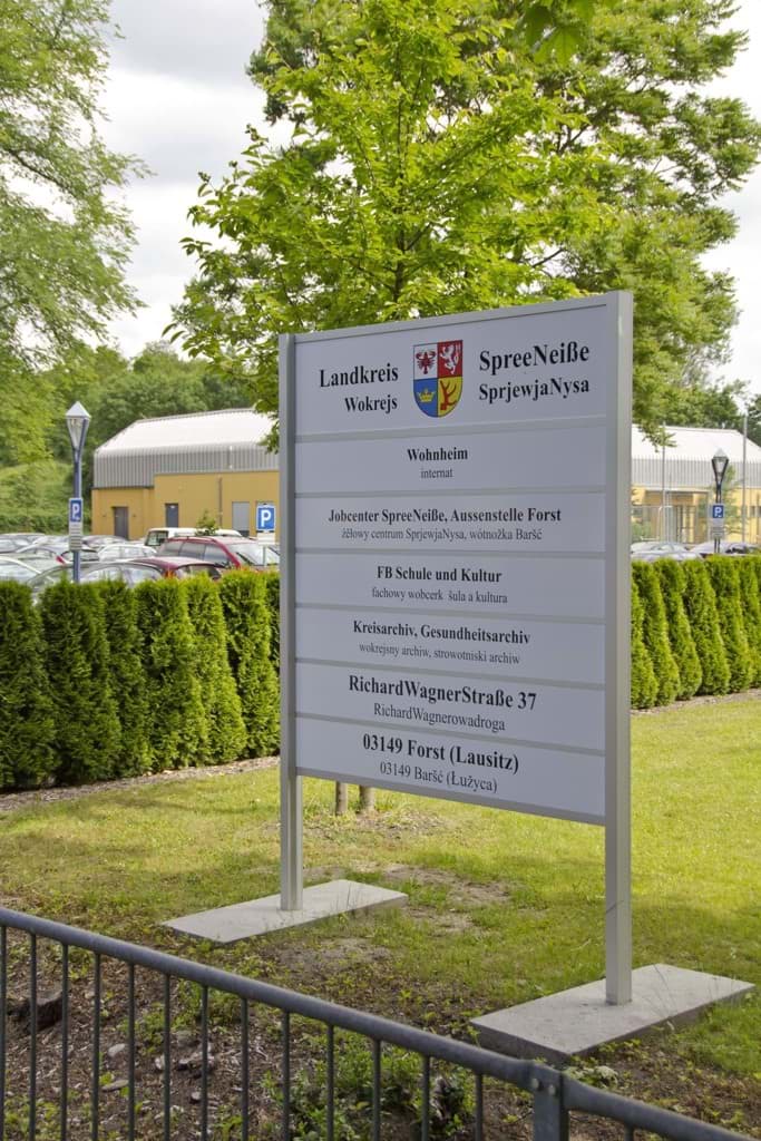 Kommunale Beschilderung mit freistehenden Pfosten für Jobcenter, Schule und Kreisarchiv Kommunale Beschilderung mit freistehenden Pfosten für Jobcenter, Schule und Kreisarchiv