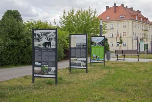 infotafel-set-für-kommunalen-geschichts-erlebnispfad Ein 3er Infotafeln-Set, versetzt aufgestellt im Rasen, für einen kommunalen Geschichts-Erlebnispfad