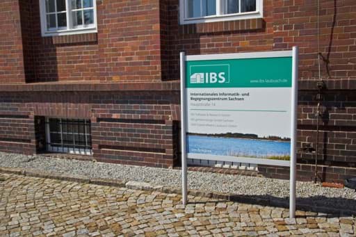 Infotafel vor dem Gebäude für ein internationales Gegegnungszentrum // Im Kopfsteinpflaster einbetoniert Infotafel vor dem Gebäude für ein internationales Gegegnungszentrum // Im Kopfsteinpflaster einbetoniert