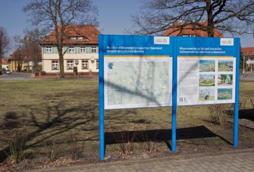 Doppel-Infotafel mit 2 Schildflächen nebeneinander mit Standplan & Infos mit Fotos zur Ortsgeschichte Doppel-Infotafel mit 2 Schildflächen nebeneinander mit Standplan & Infos mit Fotos zur Ortsgeschichte