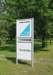Standschild mit Alu-Vierkantpfosten in silber eloxiert | Schildteilung durch U-Profile Standschild mit Alu-Vierkantpfosten in silber eloxiert | Schildteilung durch U-Profile