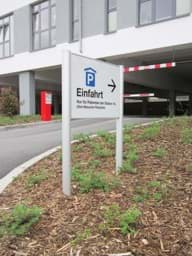 Standschild an einer Parkhaus-Einfahrt mit Richtungspfeil Standschild an einer Parkhaus-Einfahrt mit Richtungspfeil