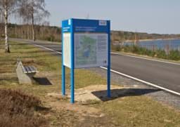 Winkel-Schildanlage aus Aluminium mit blau lackierten Pfosten Winkel-Schildanlage aus Aluminium mit blau lackierten Pfosten