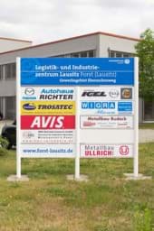 Werbeschildanlage für Gewerbe- oder Industriegebiete mit Topschild Werbeschildanlage für Gewerbe- oder Industriegebiete mit Topschild