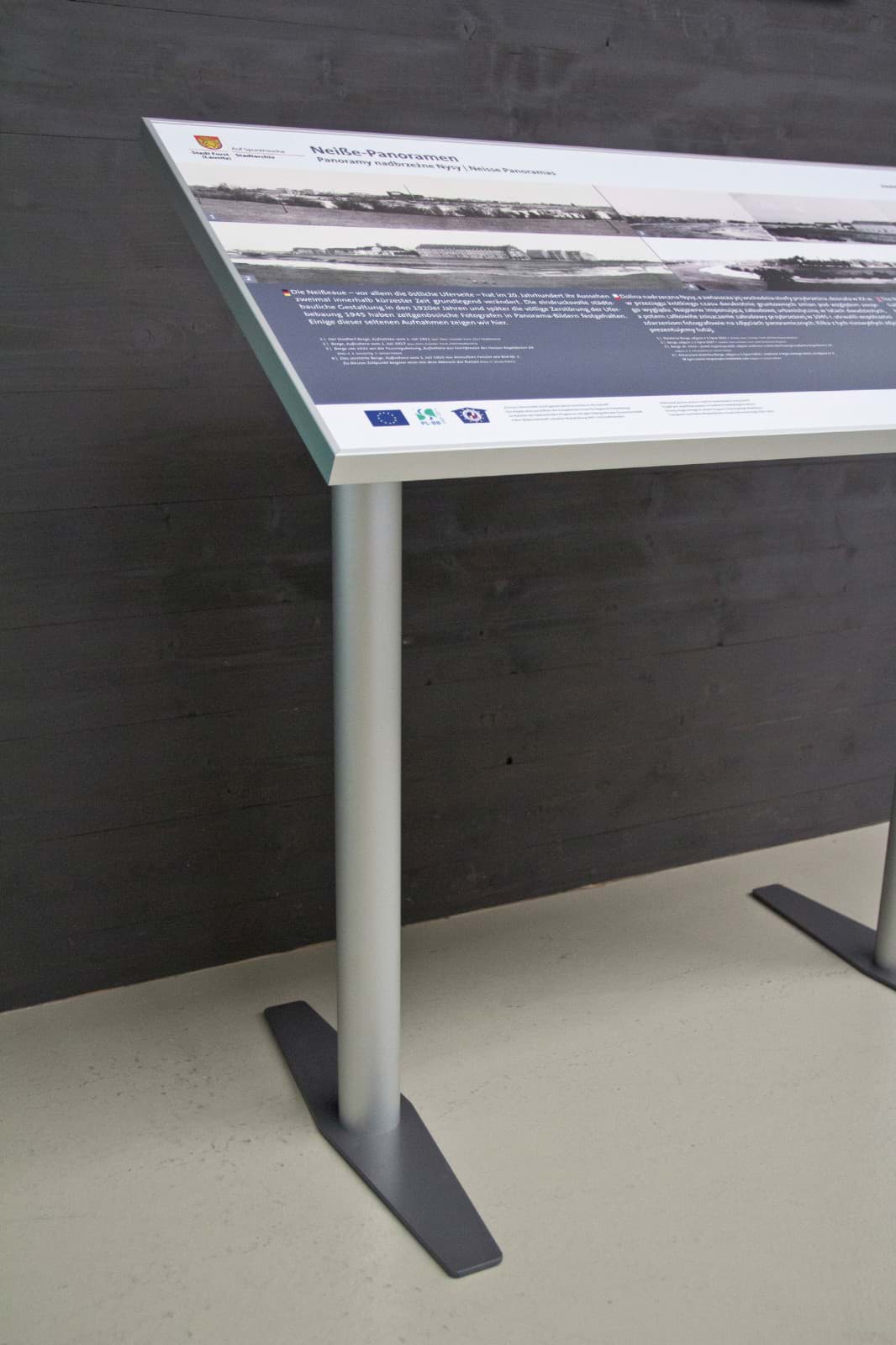 Panorama-Schautafel für Museen und Ausstellungen mit Standfüßen / Kufen für Innen