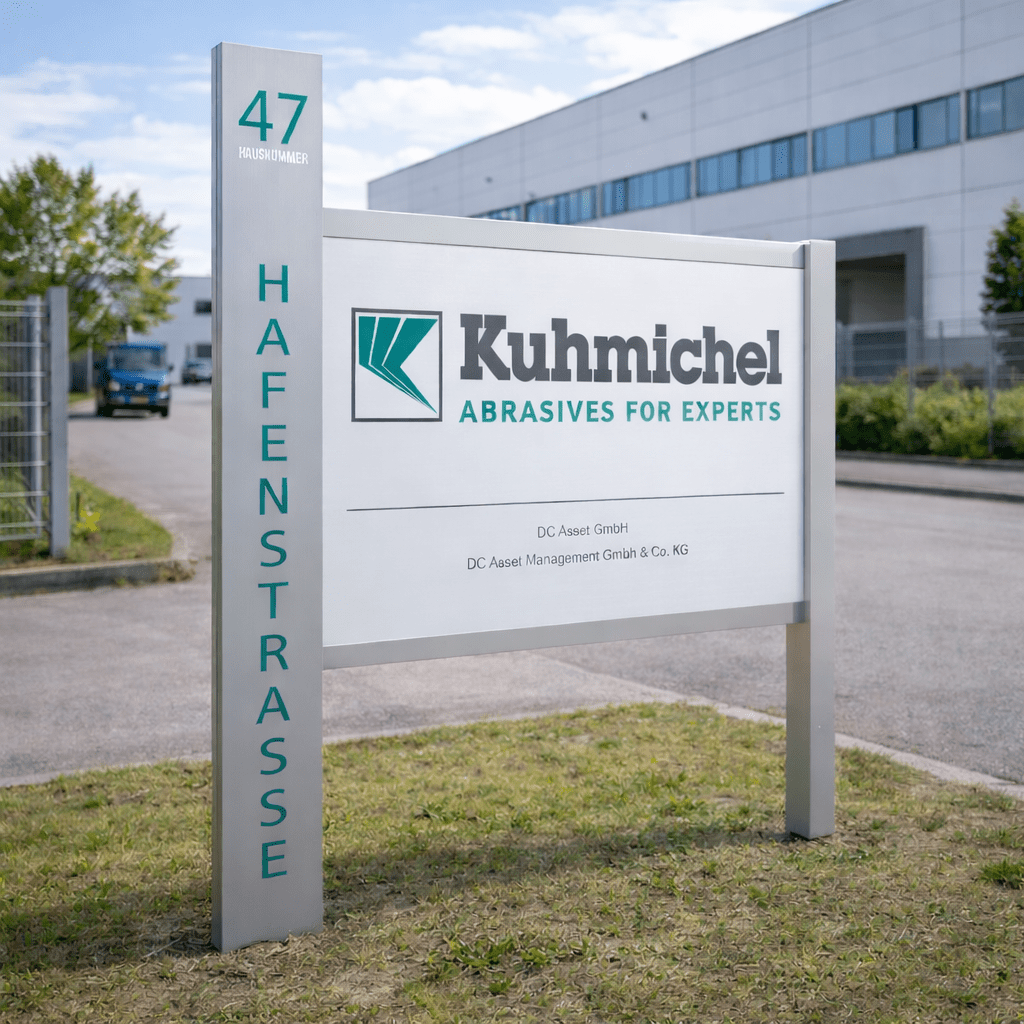 Design-Firmenschild im Außenbereich an der Einfahrt inklusive Infotstele mit Straßennamen und Hausnummer