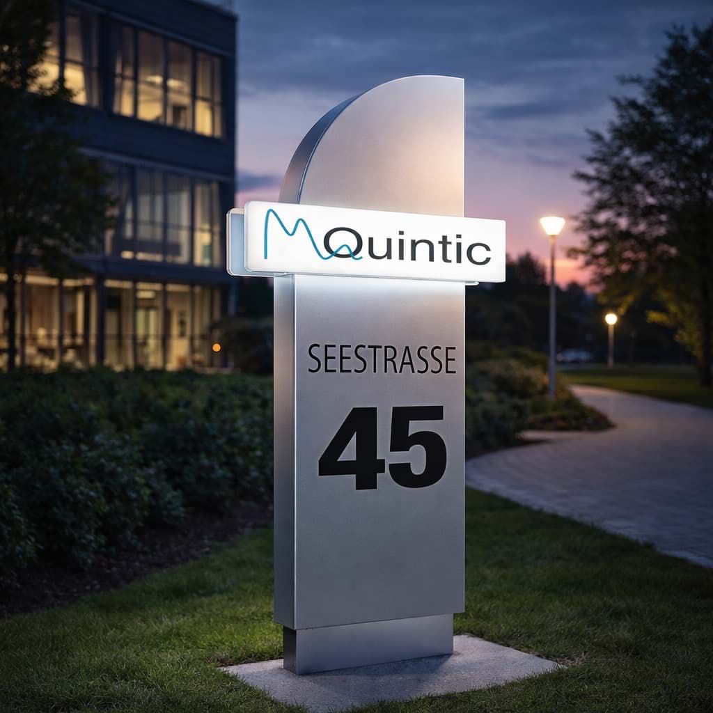 Kontur-Werbepylon mit Slim-Leuchtkasten und Strassennamen-Plott