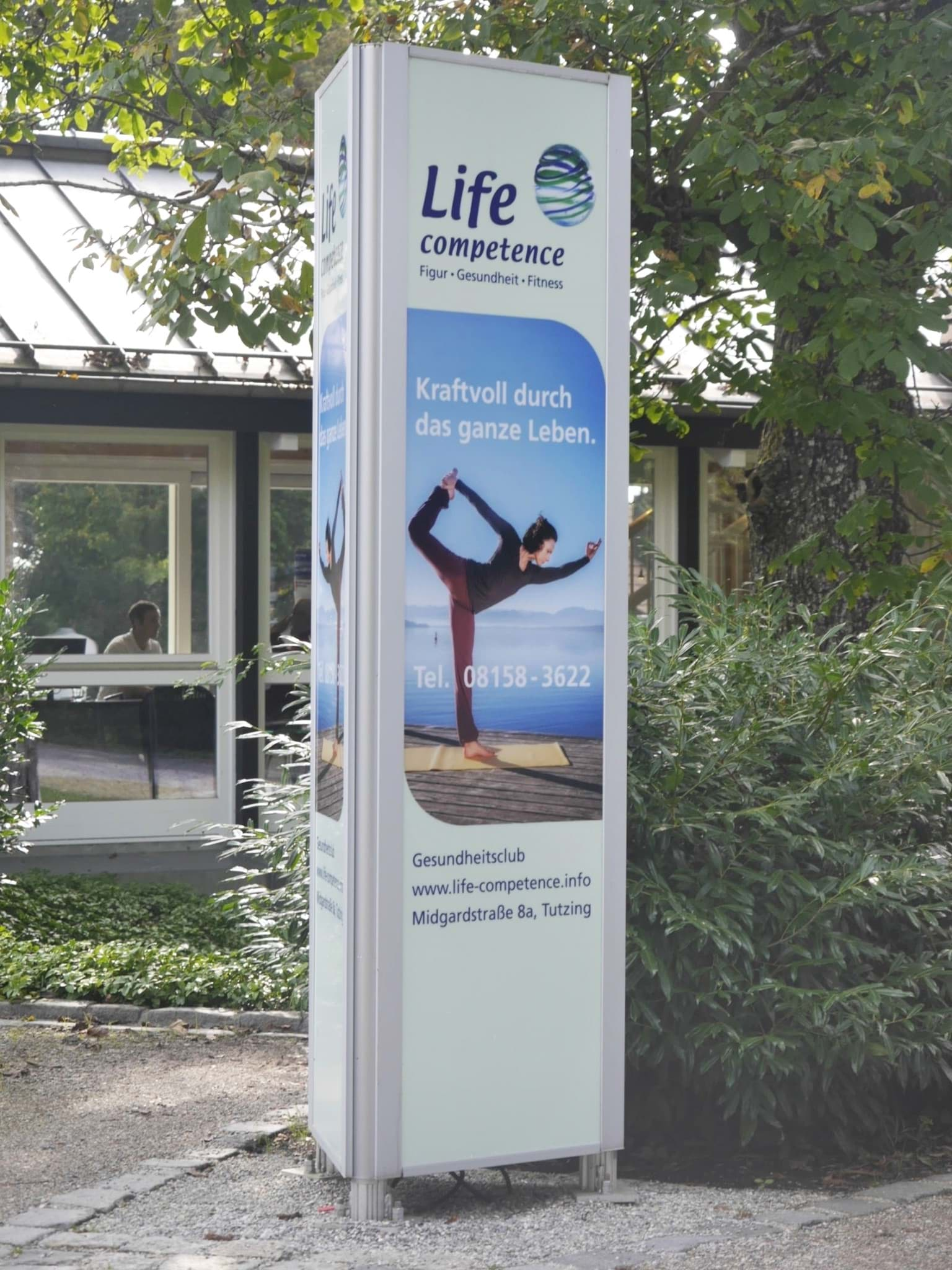 Dreieckiger Werbepylon als Firmenschild am Parkplatz