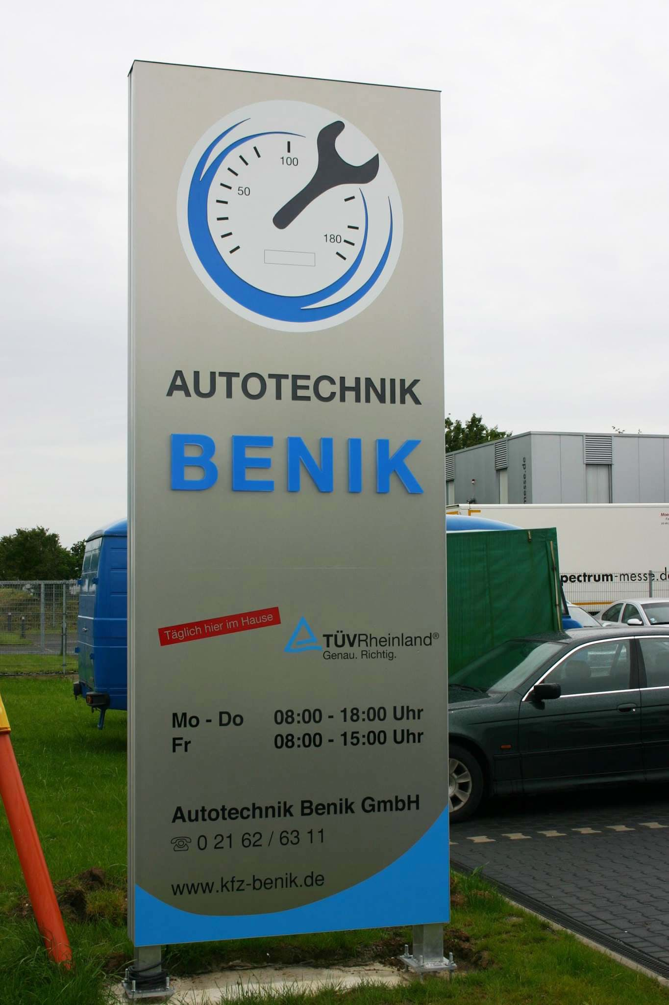 Werbepylon unbeleuchtet für Autotechnik-Werkstatt mit TÜV-Stelle