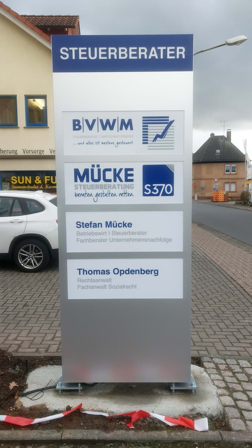 Mehrfirmen-Werbepylon mit einzelnen Mieterschildern. Straßenname dekupiert