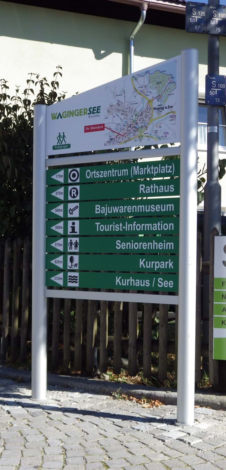 Kommunale Grußtafel mit Stadtplan und Wegweiser
