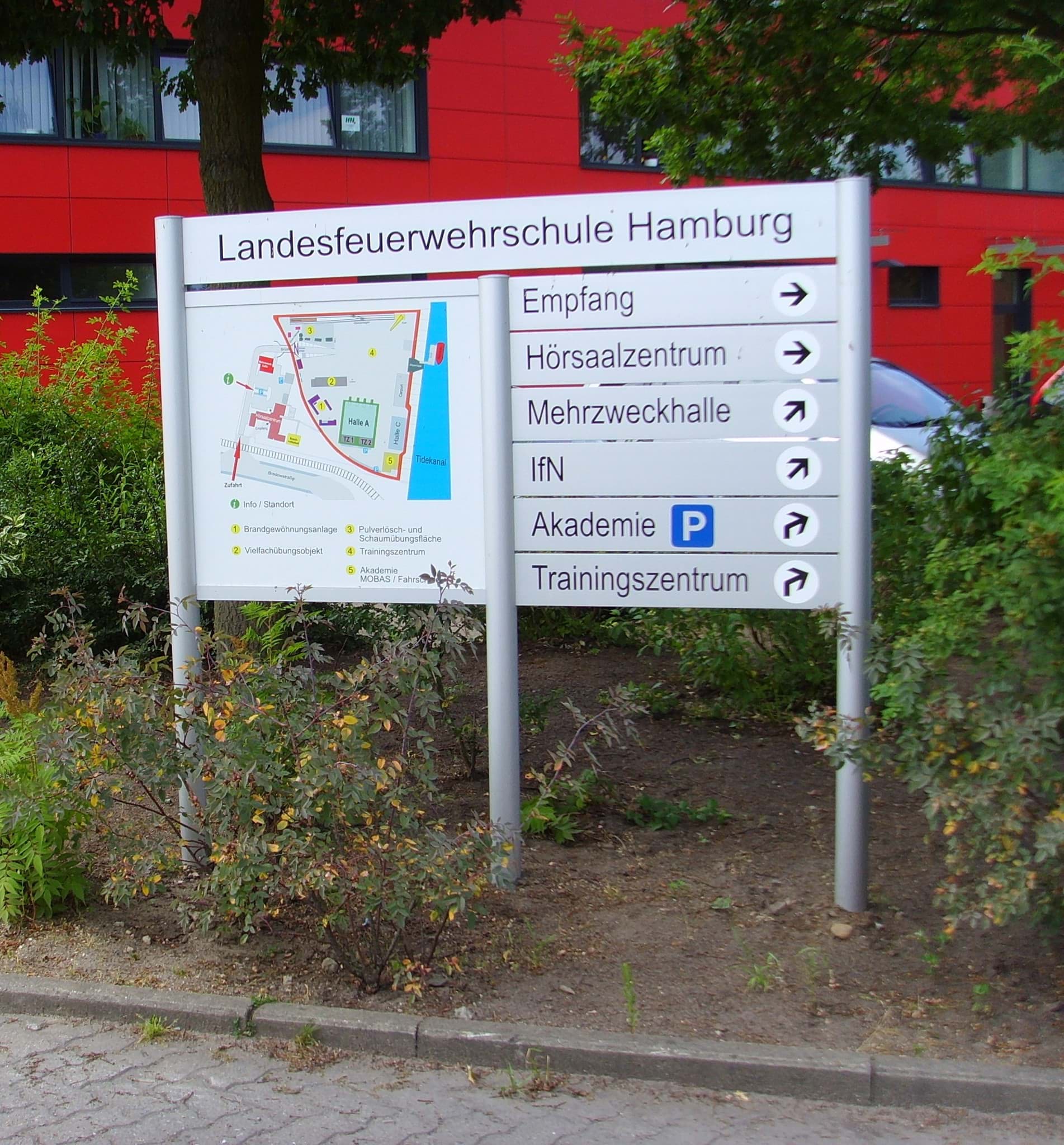 Schildanlage mit Kopfzeile, Werbetafel und Gelände-Wegweiser