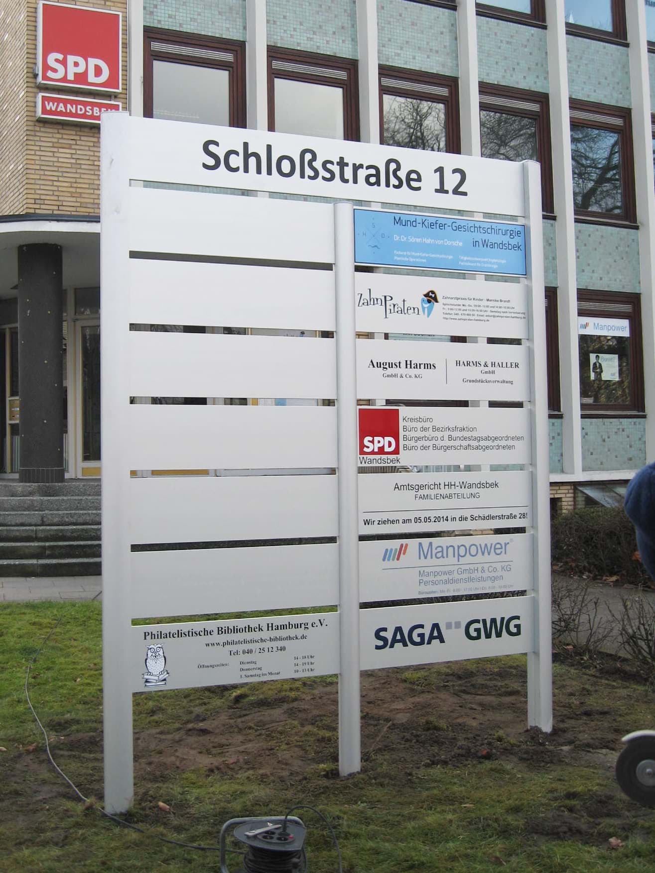 Schildanlage mit Alu-Ständern + Adress-Kopfzeile