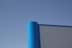 Firmenschild Detailansicht: Ständer und Schildrahmen sind blau lackiert