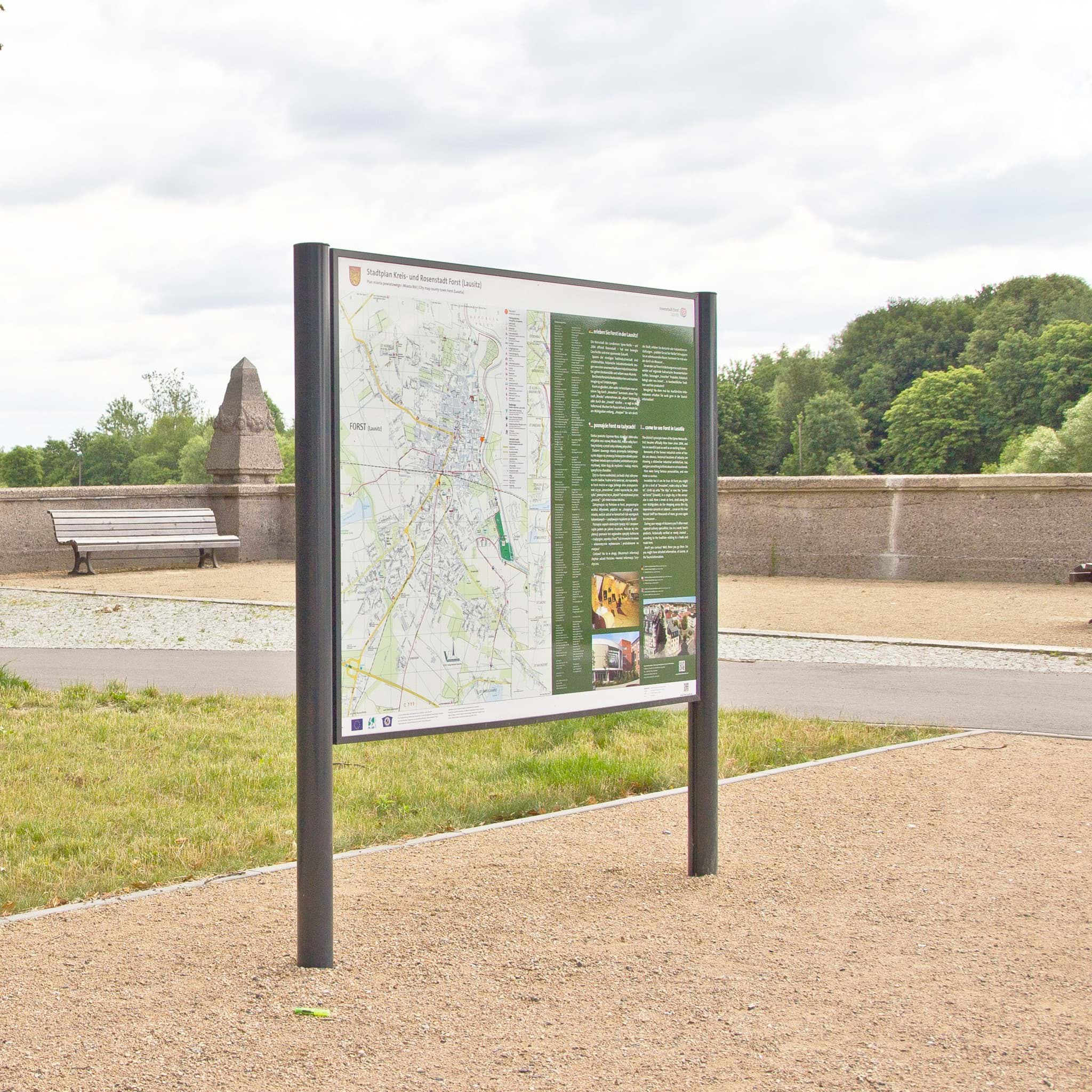 Infotafel mit Stadtplan: Ständer in Stadtfarbe lackiert