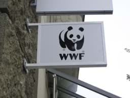Werbe-Wandausleger in weiß lackiert mit Dibond-Werbeschild | Motiv WWF