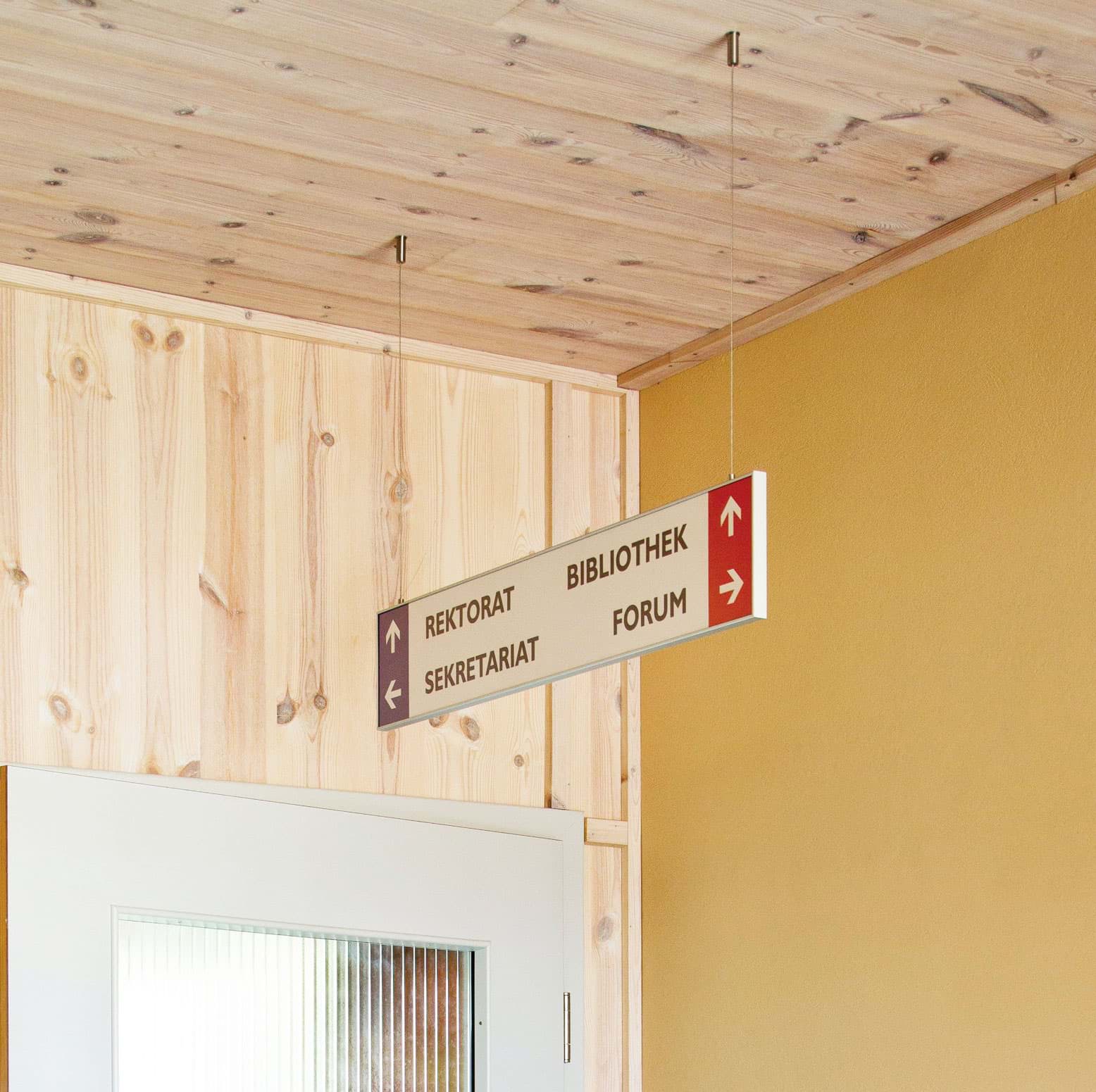 Deckenhänger-Wegweiser mit Alurahmen zur Ebenen-Ausschilderung
