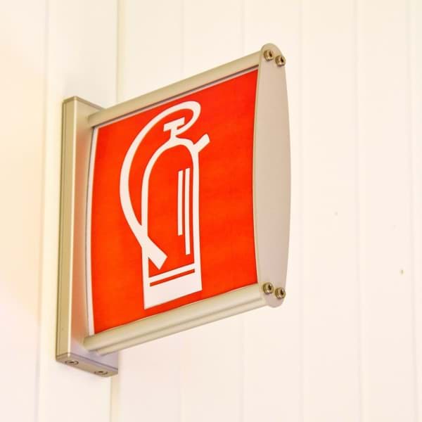 Fahnenschild zur Innenbeschilderung in Gebäuden: Hier zur Feuerlöscher-Kennzeichnung