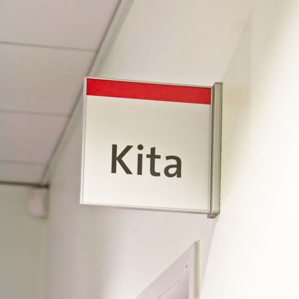 Fahnen-Hinweisschild für Innen, hier mit Kita-Beschriftung