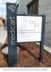 Farbig lackiertes Praxisschild mit architektonischer Design-Stele im Vorgarten