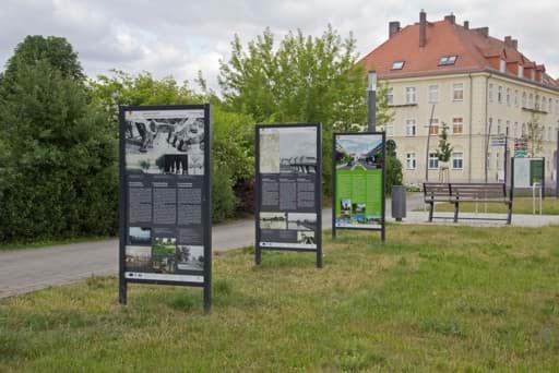 Ein 3er Infotafeln-Set, versetzt aufgestellt im Rasen, für einen kommunalen Geschichts-Erlebnispfad
