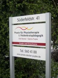 Physiotherapie-Firmenschild mit Zusatzschildern für Straßennamen und Telefonnummer