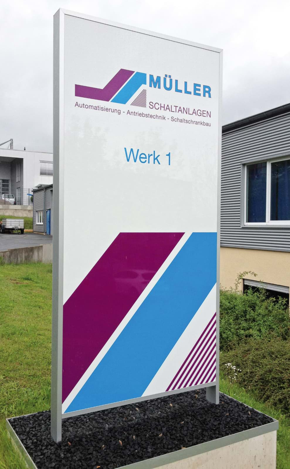 Werbepylon-Bausatz zum selber Aufbauen für Werbetechniker: Aluminium-Konstruktion mit innenliegender LED-Beleuchtung 