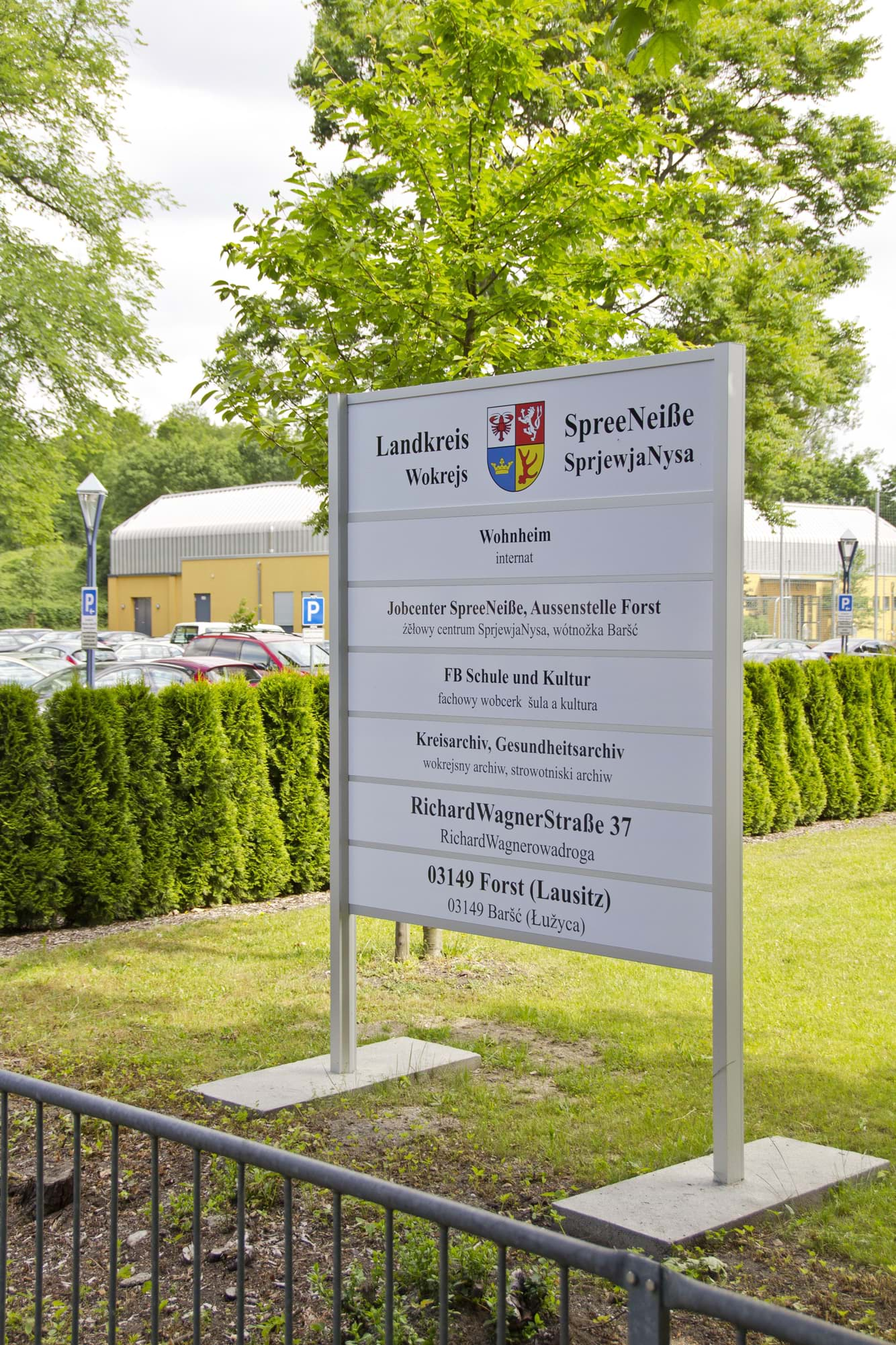 Willkommens-Standschild für den Landkreis Spree-Neiße | Mit Einzelschildern für das Jobcenter, den Fachbereich Schule sowie das Kreisarchiv