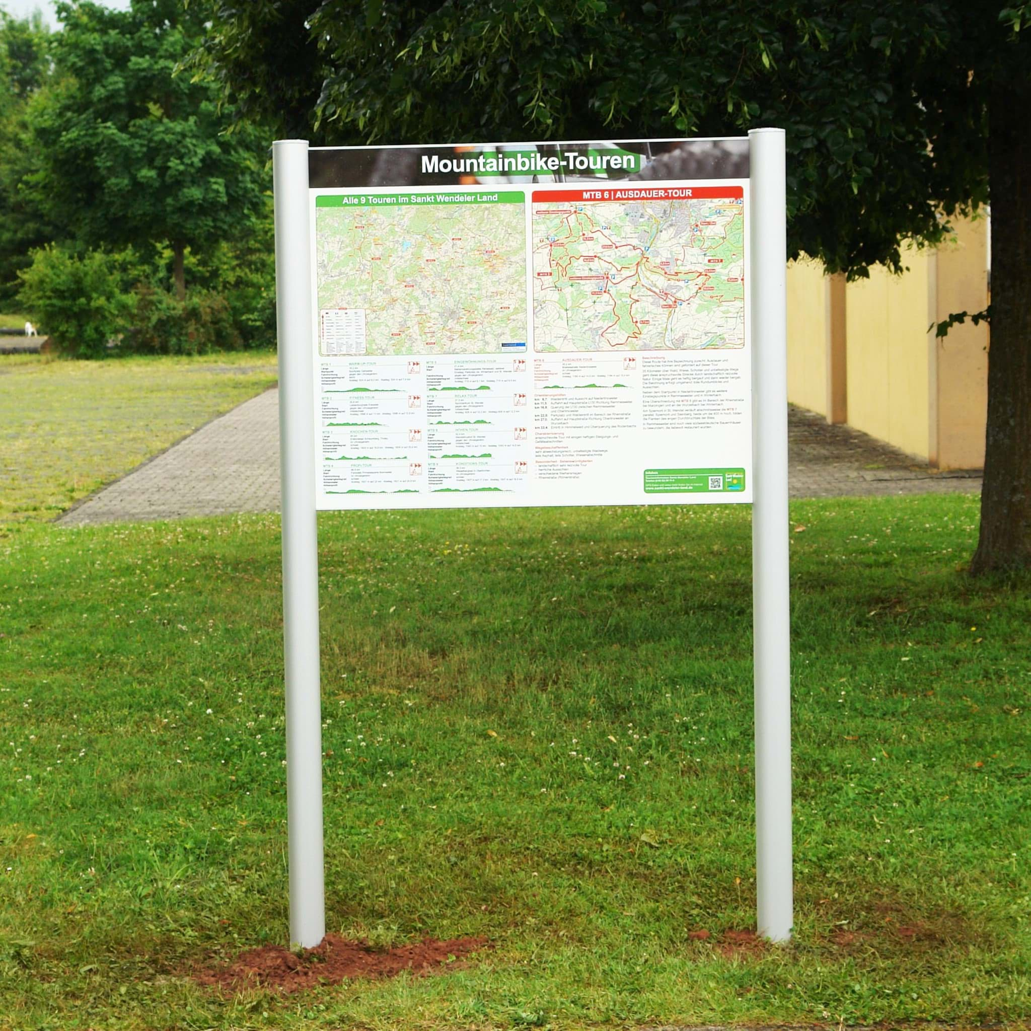 Standschild mit Alu-Ständern in silber, verschlossen mit Metall-Abschlusskappen