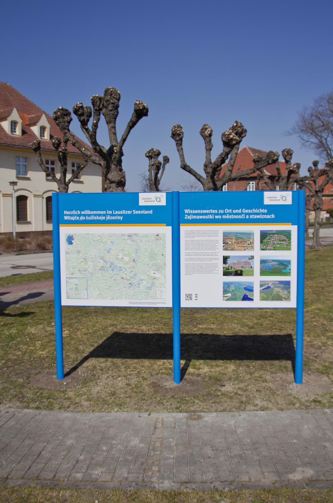 Doppel-Schildanlage mit blau lackierten Pfosten und Schildhaltern