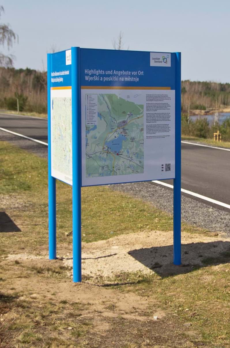 Winkel-Schildanlage aus Aluminium mit blau lackierten Pfosten